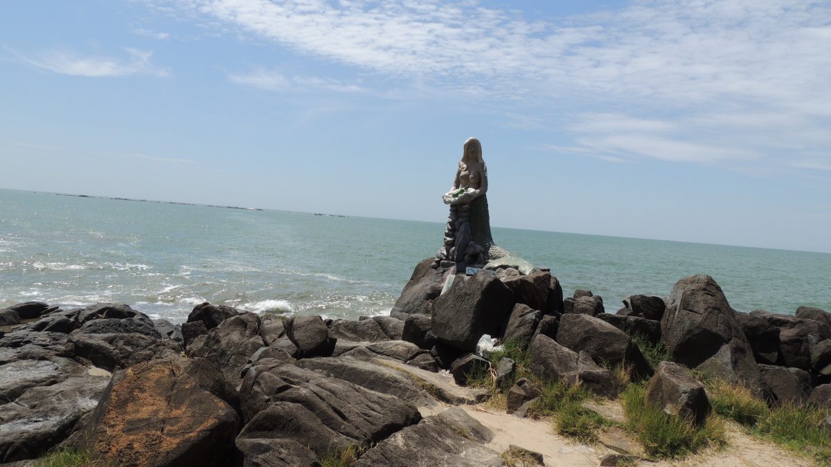 Estátua de Iemanjá e monumento da sereia Janaína